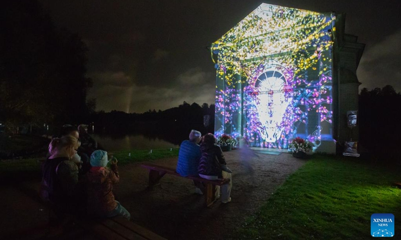 People visit a light show at the Gatchina Palace and Estate Museum near St. Petersburg, Russia, Aug. 19, 2023. The Gatchina Palace and Estate Museum hosted an international light art festival from Aug. 17 to Aug. 19, attracting multimedia professionals from various countries to demonstrate their artworks. Photo: Xinhua