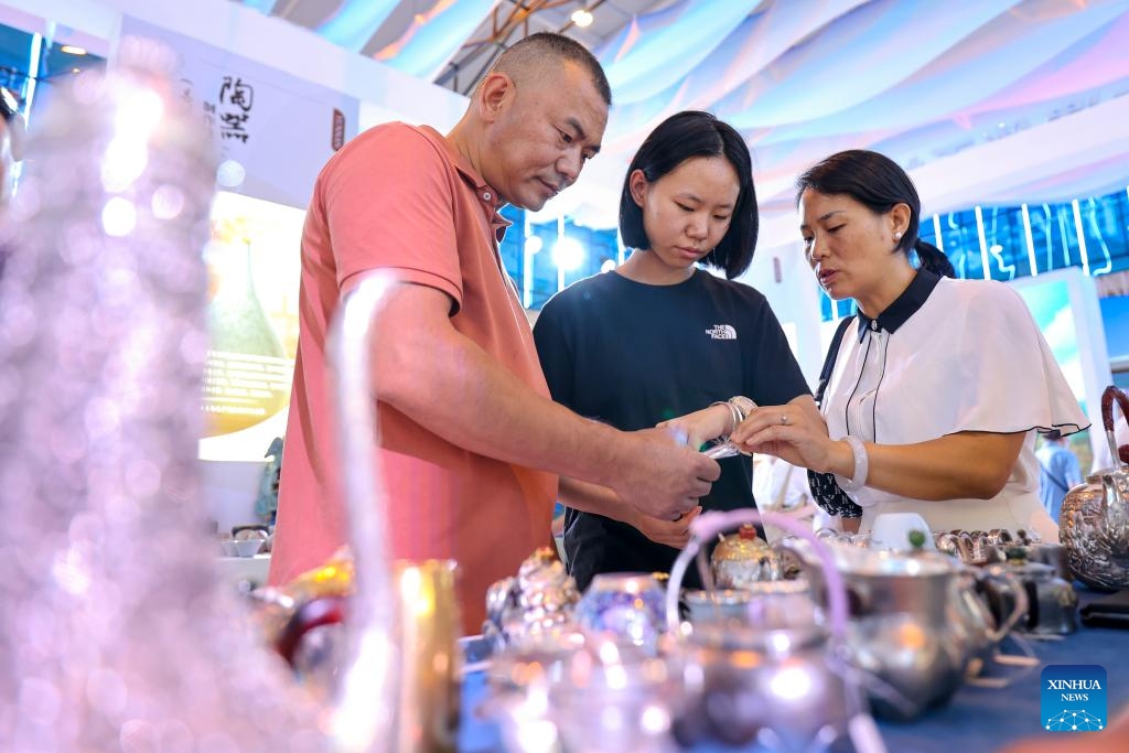 Visitors select silverware at the 7th China-South Asia Exposition in Kunming, southwest China's Yunnan Province, Aug. 17, 2023. The 7th China-South Asia Exposition opened here on Wednesday.(Photo: Xinhua)