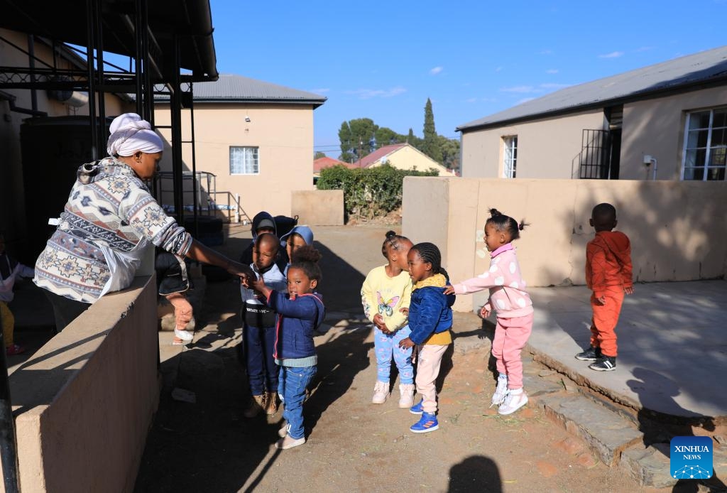 Children receive fruit at an early learning center in De Aar Town, more than 750 kilometers northeast of Cape Town, South Africa, on Aug. 11, 2023. This early learning center was funded by Longyuan South Africa Renewables of China Longyuan Power Group Corporation Limited, which has funded the establishment of four early learning centers in De Aar to provide education for children from poor families.(Photo: Xinhua)