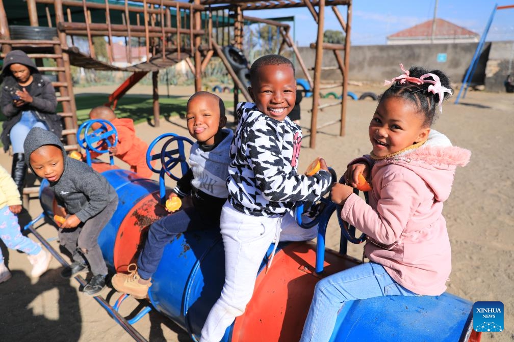 Children play at an early learning center in De Aar Town, more than 750 kilometers northeast of Cape Town, South Africa, on Aug. 11, 2023. This early learning center was funded by Longyuan South Africa Renewables of China Longyuan Power Group Corporation Limited, which has funded the establishment of four early learning centers in De Aar to provide education for children from poor families.(Photo: Xinhua)