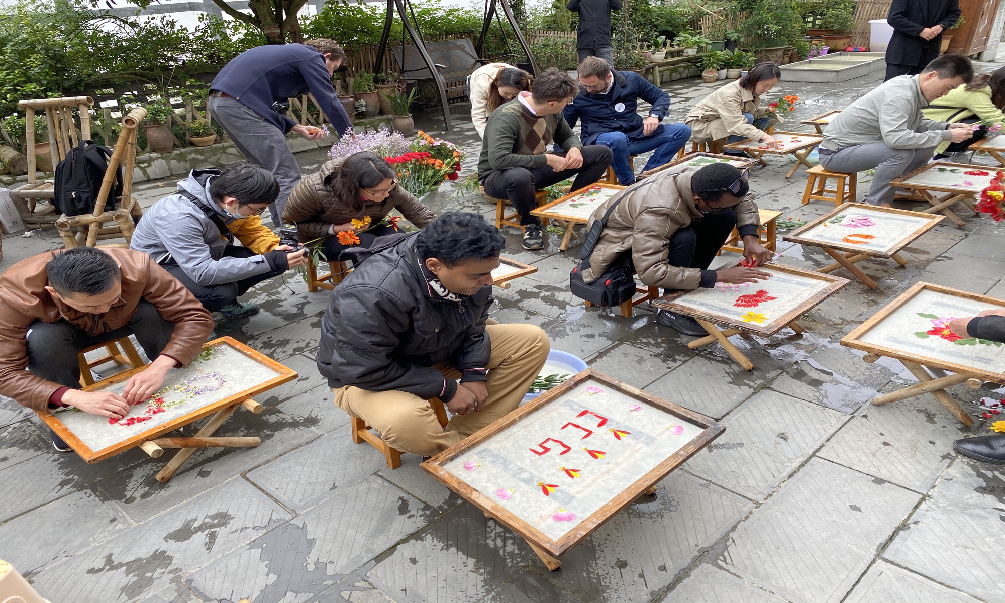 Global youths learn about handmade paintings made from fresh flowers, a source of income for Huamao village residents, in Zunyi city, Southwest China's Guizhou Province, in April 2021. Photo: Courtesy of GYLD