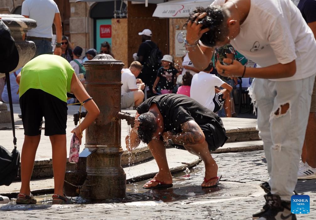 People refresh themselves with water near the Pantheon in Rome, Italy, on Aug. 22, 2023. Italy is in the grip of its third major heatwave of this summer, as the hottest two-year period on record continues in the country.(Photo: Xinhua)