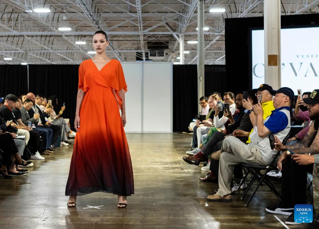 A model presents a creation during a Chinese brands fashion show at the 2023 Apparel Textile Sourcing Trade Show in Toronto, Canada, on Aug. 22, 2023.(Photo: Xinhua)