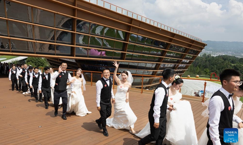 Couples attend a group wedding in Yibin, southwest China's Sichuan Province, Aug. 22, 2023. Many couples chose to get married on Tuesday, which is the traditional Qixi Festival, or the Chinese Valentine's Day.(Photo: Xinhua)