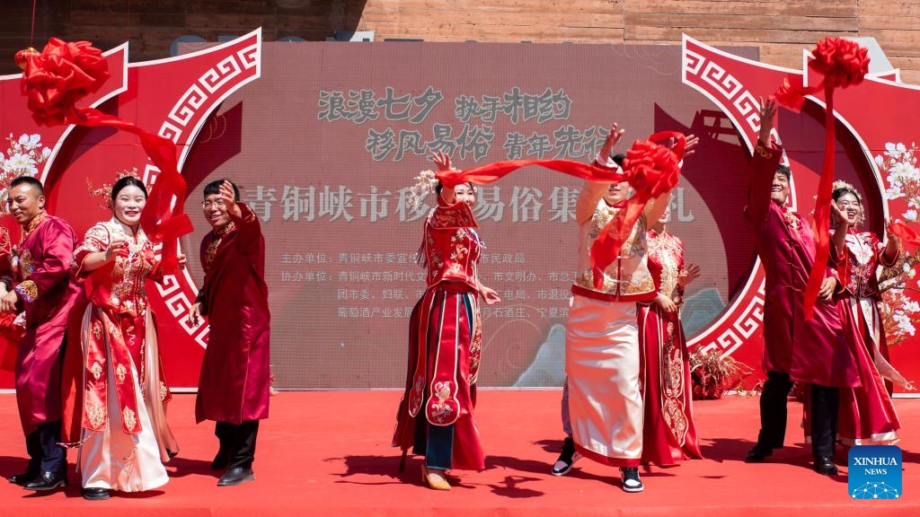 Couples attend a group wedding in Yibin, southwest China's Sichuan Province, Aug. 22, 2023. Many couples chose to get married on Tuesday, which is the traditional Qixi Festival, or the Chinese Valentine's Day.(Photo: Xinhua)