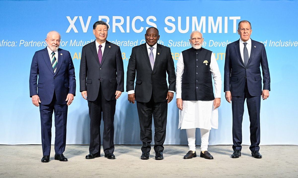From left: Brazilian President Luiz Inacio Lula da Silva, Chinese President Xi Jinping, South African President Cyril Ramaphosa, Indian Prime Minister Narendra Modi and Russian Foreign Minister Sergey Lavrov (representing President Vladimir Putin) have a group photo at the 15th BRICS Summit held in Johannesburg, South Africa on August 23, 2023. Photo: Xinhua