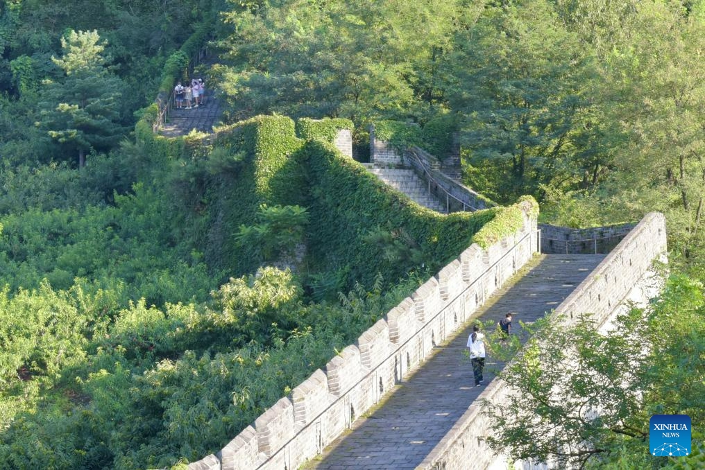 People visit the Hushan section of the Great Wall in Dandong City, northeast China's Liaoning Province, Aug. 23, 2023(Photo: Xinhua)