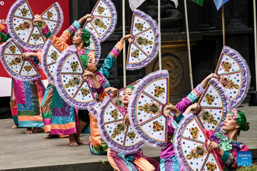 The Philippine dancers perform traditional folk dance during the South Tangerang International Music and Dance Folklore Festival at RBN Puspo Budoyo in South Tangerang, Banten province, Indonesia, on Aug. 23, 2023.(Photo: Xinhua)