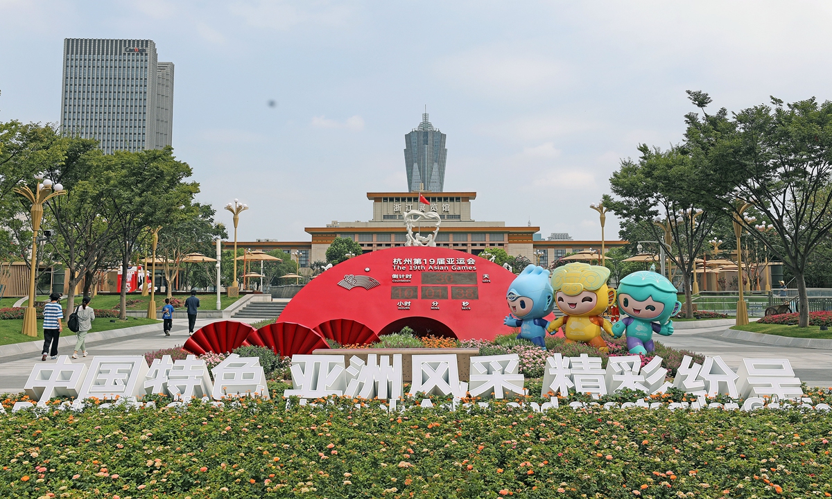  The countdown clock for the Hangzhou Asian Games at Wulin Square jumps to 