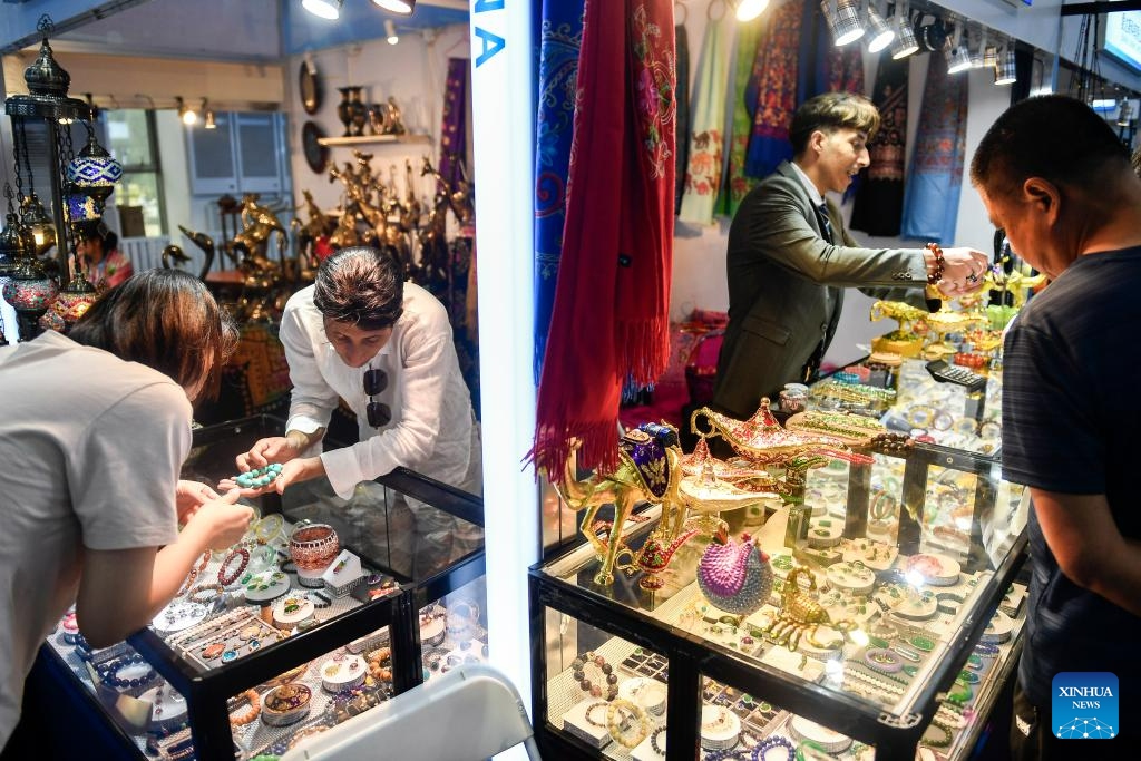 Visitors shop at the 14th China-Northeast Asia Expo in Changchun, the capital city of northeast China's Jilin Province, Aug. 24, 2023. The 14th China-Northeast Asia Expo opened Wednesday in Changchun. The five-day event, scheduled both online and offline, has attracted more than 1,000 companies from home and abroad, with a predominant representation from countries in Northeast Asia.(Photo: Xinhua)