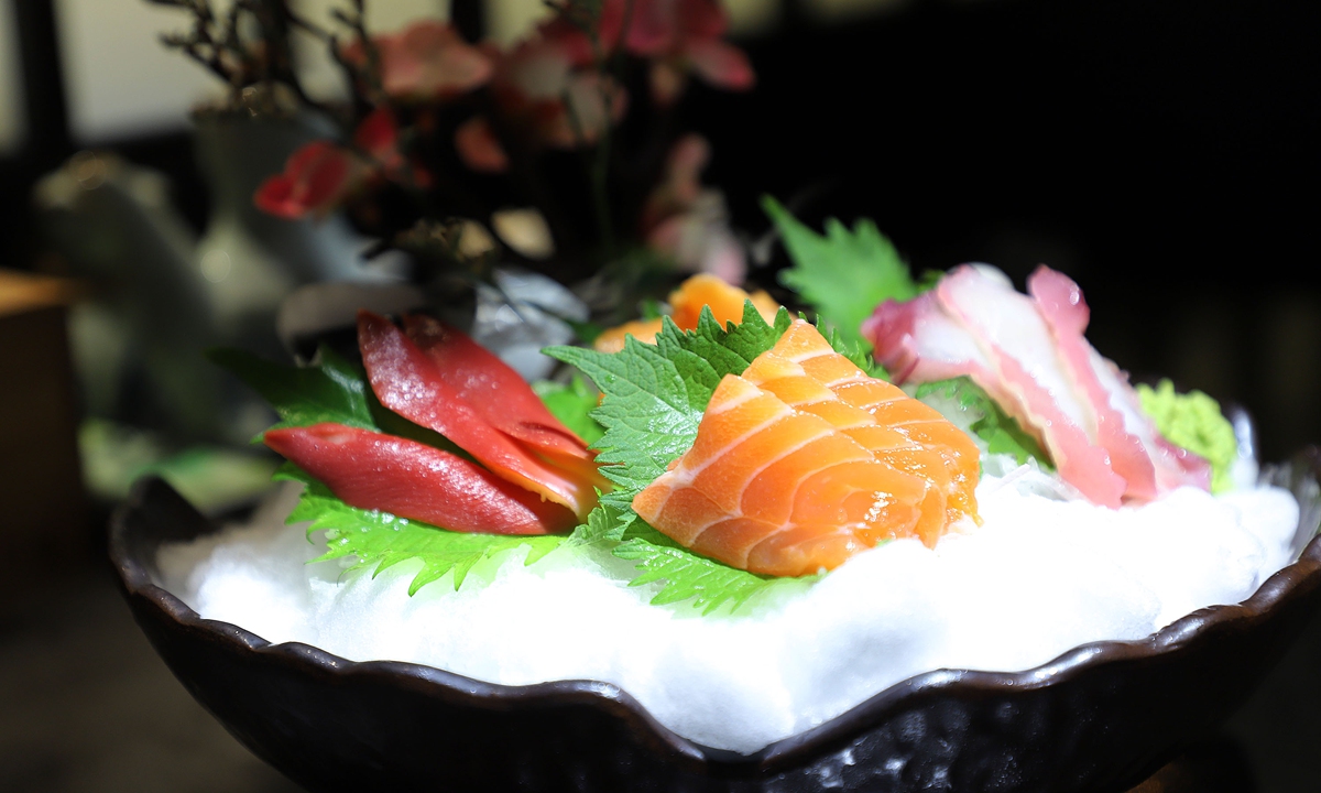 Sashimi of salmon, scallops and octopus. Photo: from IC.