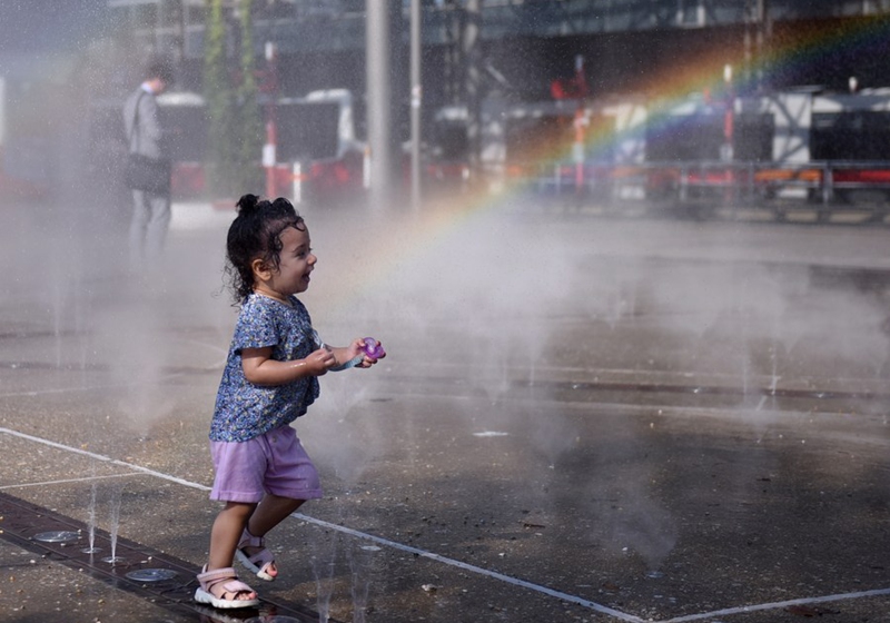 A girl cools off at a splash pad during a hot day in Vienna, Austria, on Aug. 22, 2023. Photo: Xinhua