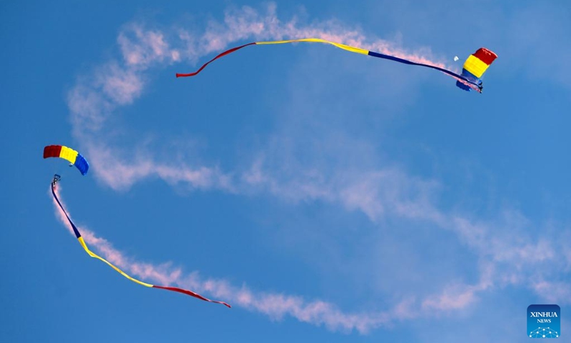 Parachutists perform during the 2023 Bucharest International Air Show & General Aviation Exhibition in Bucharest, Romania, Aug. 26, 2023. Photo: Xinhua
