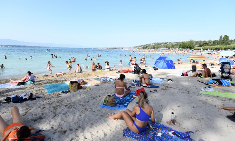People cool off by the lake in Geneva, Switzerland, Aug. 23, 2023. Photo: Xinhua