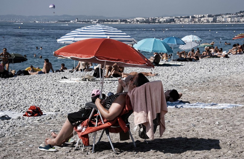 People cool themselves off by the sea amid a heatwave in Nice, southern France, Aug. 22, 2023. Photo: Xinhua