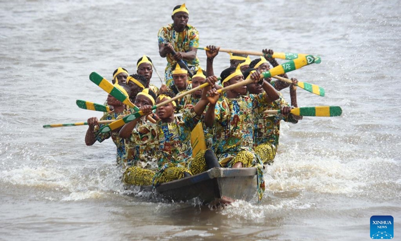 People take part in a canoe race during the 3rd edition of the Festival of water sports, culture and arts of Ganvie, in Ganvie, near Cotonou, Benin, Aug. 26, 2023. Photo: Xinhua
