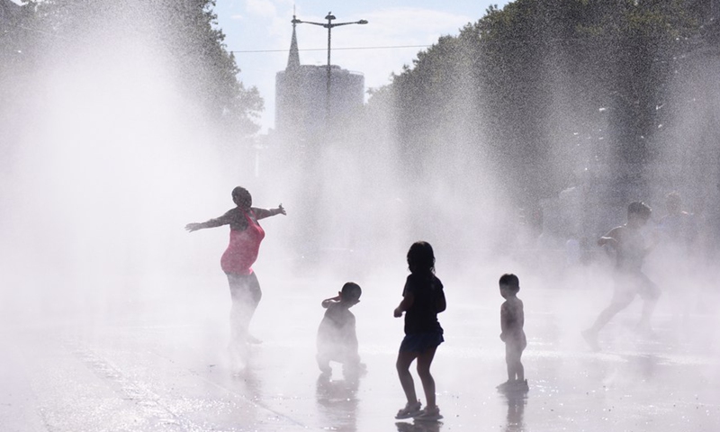 People cool off at a splash pad during a hot day in Vienna, Austria, on Aug. 22, 2023. Photo: Xinhua