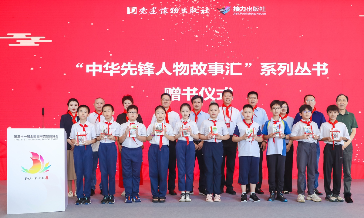 Young readers take a group photo with authors of the book series and staff members from the publishers in Jinan, East China's Shandong Province. Photo: Courtesy of Jieli Publishing House