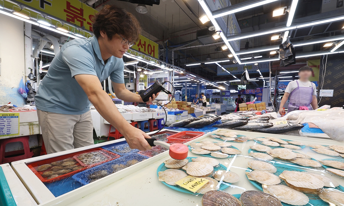 Workers in an aquatic product market in Daegu, South Korea check scallop imported from Japan on August 28, 2023. This market has purchased radiometers to check products on a daily basis since Monday.Photo:IC