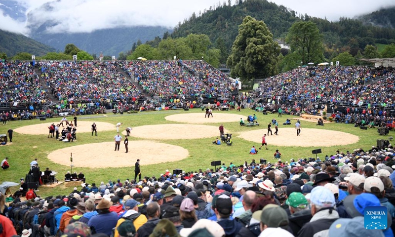 People watch wrestlers competing during the 2023 Unspunnen Festival in Interlaken, Switzerland, Aug. 27, 2023.(Photo: Xinhua)
