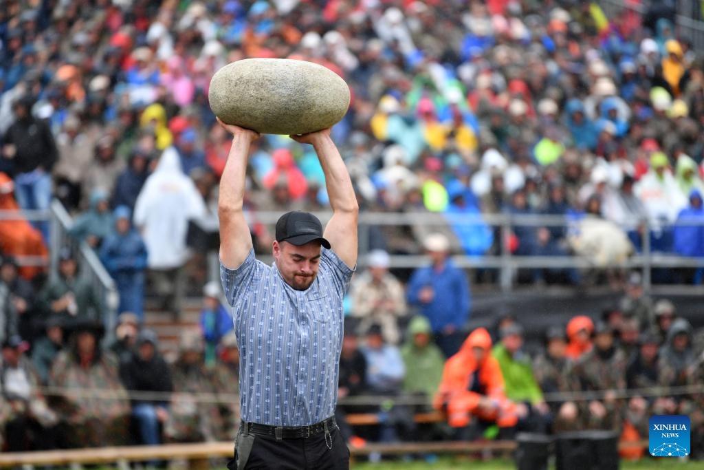 A man participates in stone-throwing competition during the 2023 Unspunnen Festival in Interlaken, Switzerland, Aug. 27, 2023.(Photo: Xinhua)