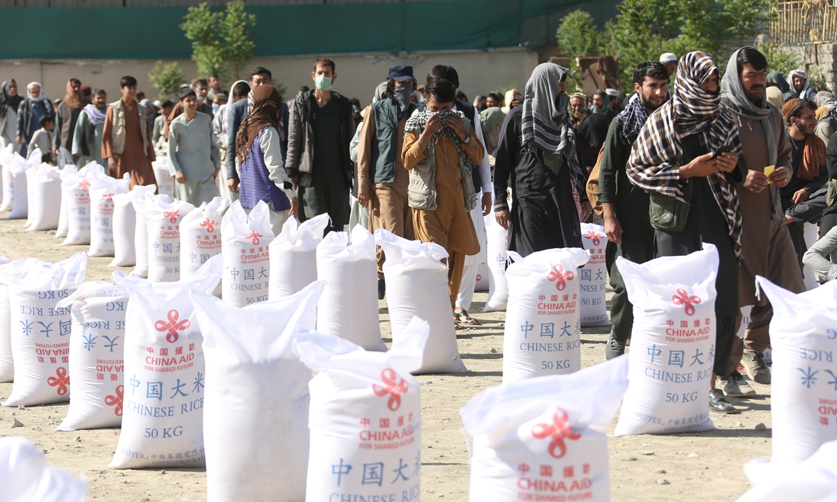 Afghan people receive food aid from China in Kabul, on April 23, 2022. Photo: Xinhua