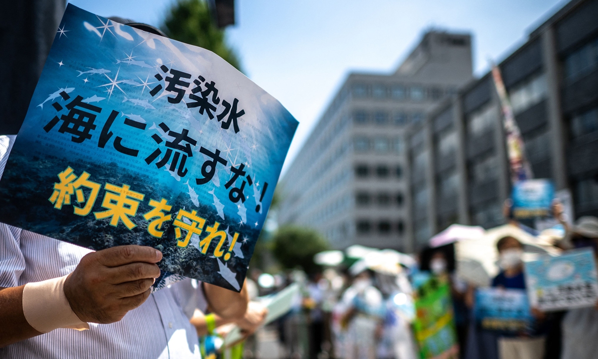 An activist holds a placard that reads Don't release the polluted water! Keep the promise! as protesters take part in a rally against the Japanese government's plan outside the Prime Minister's Office in Tokyo, on August 18, 2023. Photo: VCG 