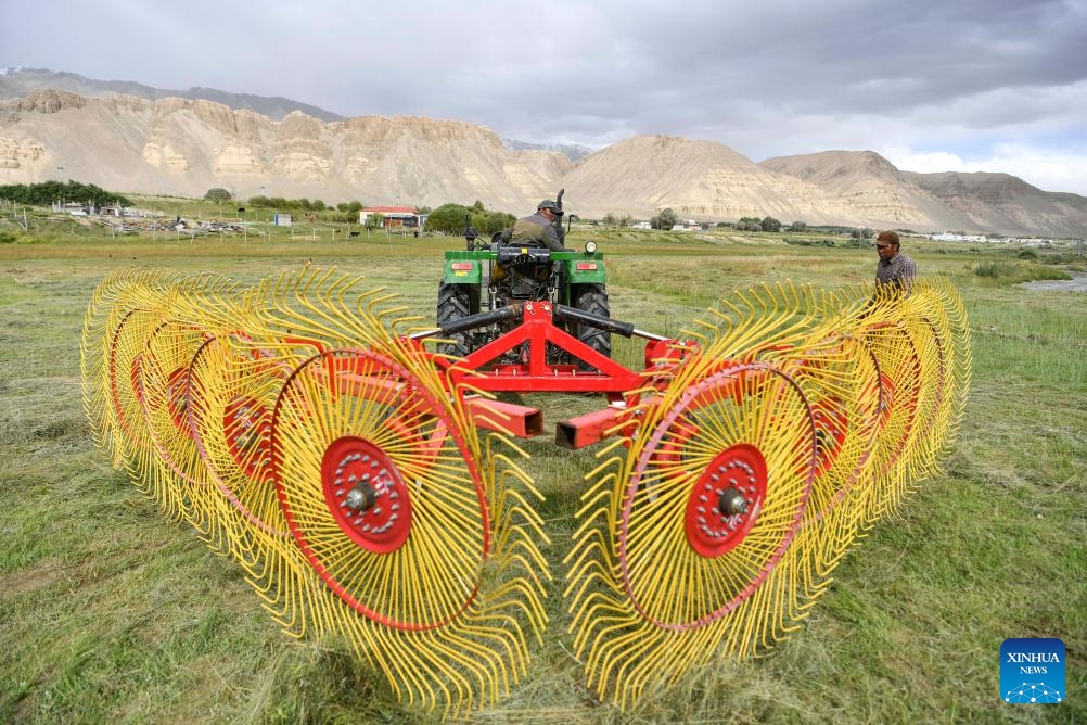 Herdsmen adjust and test equipment to reap forage grass in Taxkorgan Tajik Autonomous County, northwest China's Xinjiang Uygur Autonomous Region, Aug. 28, 2023. August and September are the annual forage grass harvest season for people living in the pasturing area in Xinjiang. Herdsmen in Taxkorgan Tajik Autonomous County, which is to the east foot of the Pamirs, have been busily preparing winter forage for their livestock recently.(Photo: Xinhua)