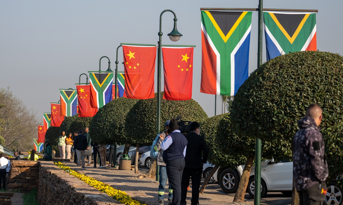 Chinese and South African national flags fly outside the Union Buildings in Pretoria, South Africa, on August 22, 2023. Photo: Weng Qiyu
