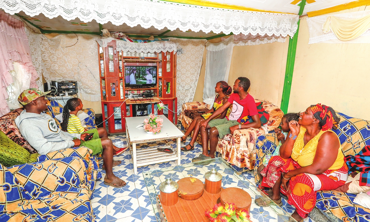 A local family in Kenya watch Chinese TV dramas together on August 18, 2018. Photo: Courtesy of StarTimes
