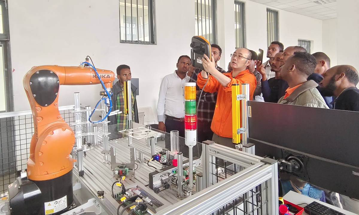 Jiang Jiang, a teacher from the Luban Workshop in Addis Ababa, gives students a class on machine control. Photo: Courtesy of Jiang Jiang