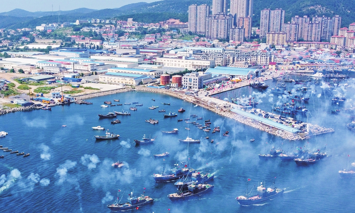 Hundreds of fishing boats line up and compete to sail out of a port in Dalian, Northeast China's Liaoning Province on September 1, 2023, after China lifted its four-month fishing ban in the Yellow Sea and the Bohai Sea. Photo:VCG
