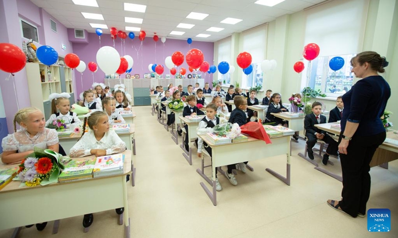 A teacher introduces curricula and school rules to first graders at School No. 362 in St. Petersburg, Russia, Sept. 1, 2023. Russia marks the traditional Day of Knowledge on Sept. 1, which is normally the start of a new academic year. Photo: Xinhua