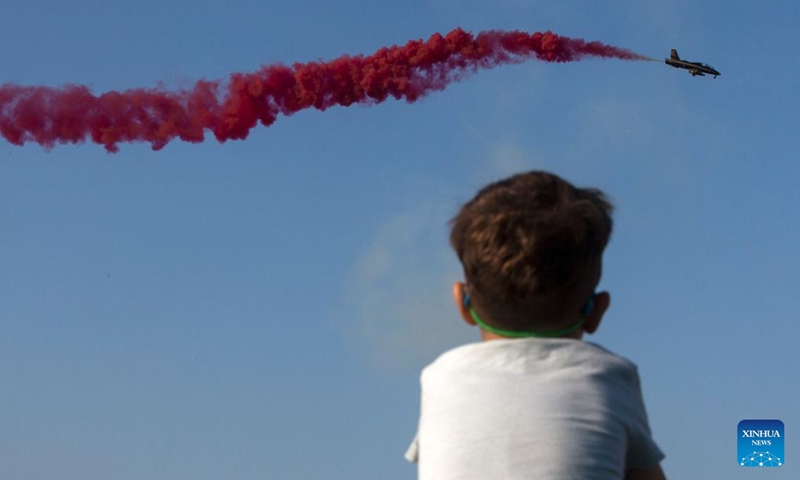 A boy watches the performance of an aircraft from the United Arab Emirates during an air show at the Tanagra Air Base, some 70 kilometers north of Athens, Greece on Sept. 2, 2023. Athens Flying Week 2023 was held on Sept. 2 and Sept. 3 at the Tanagra Air Base. Photo: Xinhua