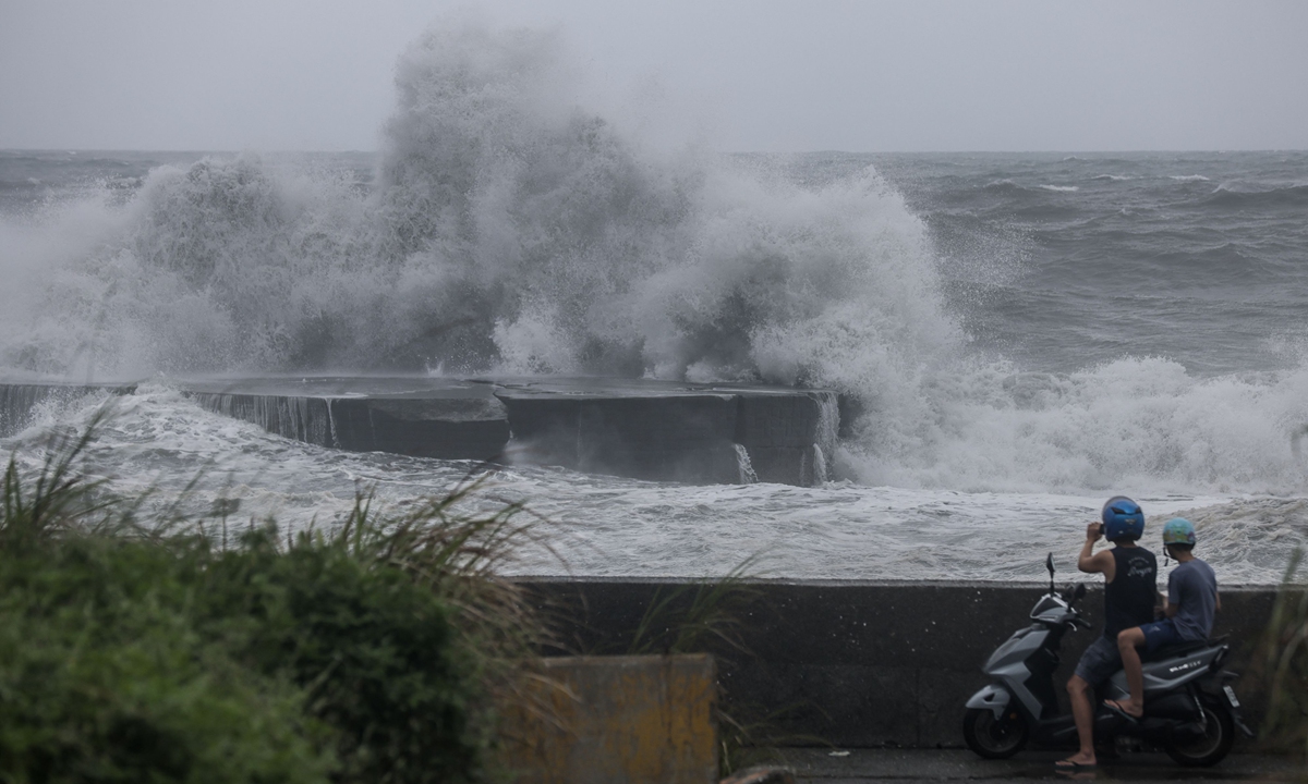 People watch huge waves pounding the shore in Yilan as Typhoon Haikui makes landfall in eastern Taiwan island on September 3, 2023. The typhoon has led to four injuries on the island, local media reported. Photo: VCG