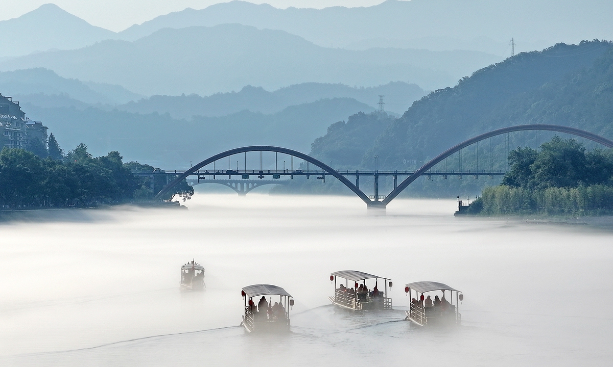 Tourists enjoy beautiful scenery on Xin'an River in Hangzhou, East China's Zhejiang Province Photo: VCG