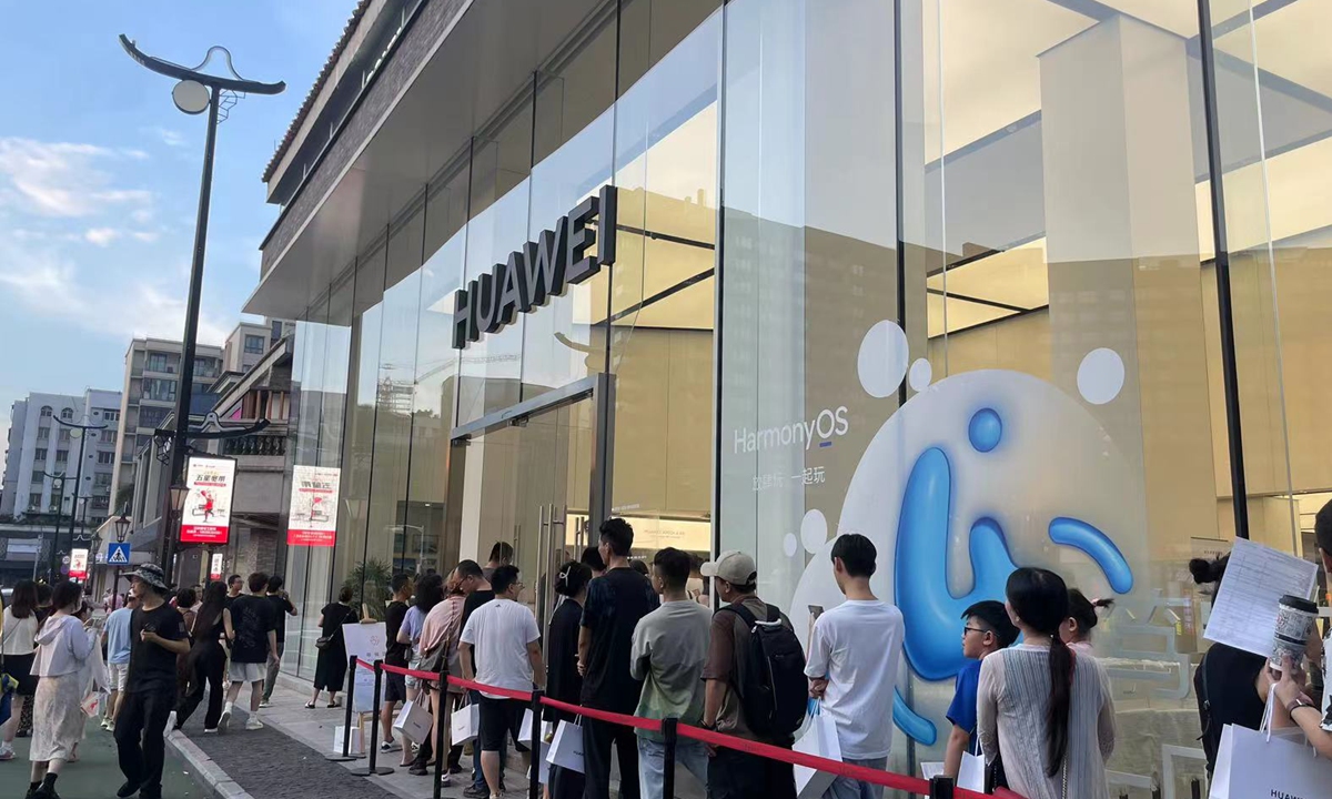 Consumers line up outside a Huawei flagship store for Mate 60 pro series on September 3, 2023. Photo: Courtesy of Huawei