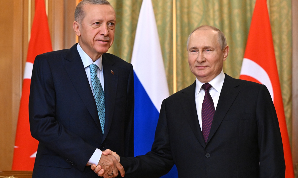 Russian President Vladimir Putin, right, and Turkish President Recep Tayyip Erdogan shake hands during a meeting at the Rus' sanatorium in the Black Sea resort of Sochi, Russia. Photo: VCG
