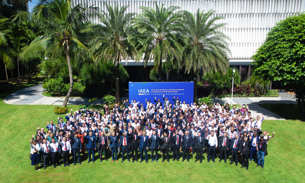 Quelque 200 responsables et étudiants de 50 régions et pays posent une photo lors de l’atelier interrégional sur le développement technologique et les applications des petits réacteurs modulaires le 4 septembre 2023 à Sanya, dans la province de Hainan, dans le sud de la Chine. Photo : CNNC