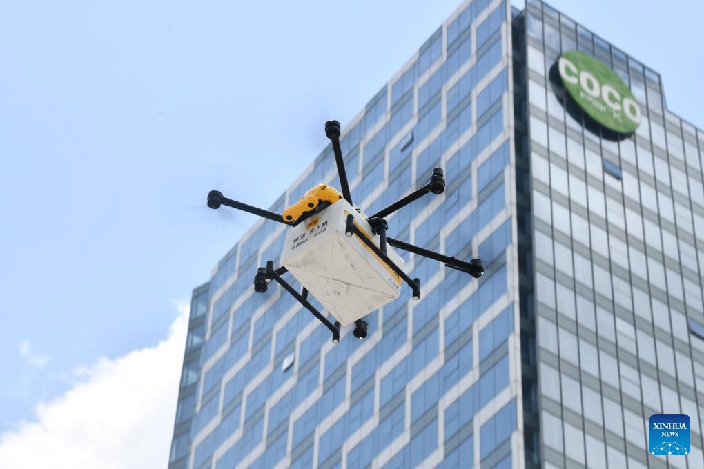 A unmanned food delivery drone works in Shenzhen, south China's Guangdong Province, Aug. 15, 2023. In this year's China International Fair for Trade in Services (CIFTIS) held from Sept. 2 to 6 in Beijing, unmanned delivery vehicles and drones are exhibited and receive much attention.(Photo: Xinhua)
