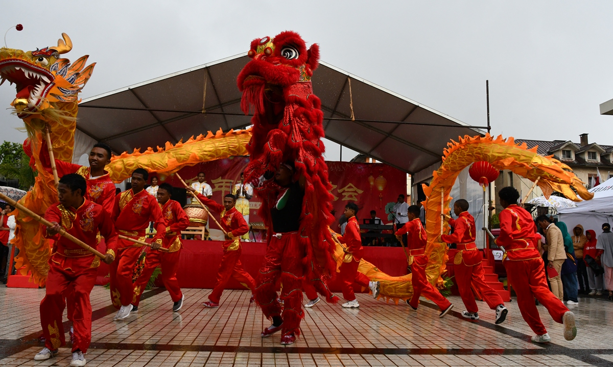 Students from the Confucius Institute at University of Antananarivo give a performance of the dragon and lion dances to celebrate the 2023 Spring Festival. Photo: Courtesy of Confucius Institute at University of Antananarivo