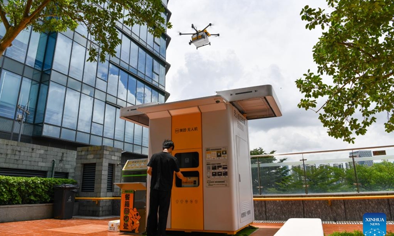A man gets his meal from a pickup kiosk that is designed to connect with unmanned food delivery drone in Shenzhen, south China's Guangdong Province, Aug. 15, 2023. In this year's China International Fair for Trade in Services (CIFTIS) held from Sept. 2 to 6 in Beijing, unmanned delivery vehicles and drones are exhibited and receive much attention.(Photo: Xinhua)