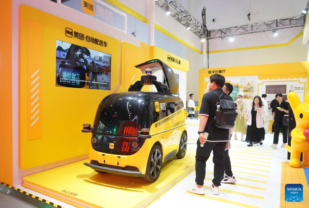 Visitors view an unmanned delivery vehicle displayed during the 2023 China International Fair for Trade in Services (CIFTIS) at China National Convention Center in Beijing, capital of China, Sept. 4, 2023. In this year's China International Fair for Trade in Services (CIFTIS) held from Sept. 2 to 6 in Beijing, unmanned delivery vehicles and drones are exhibited and receive much attention.(Photo: Xinhua)