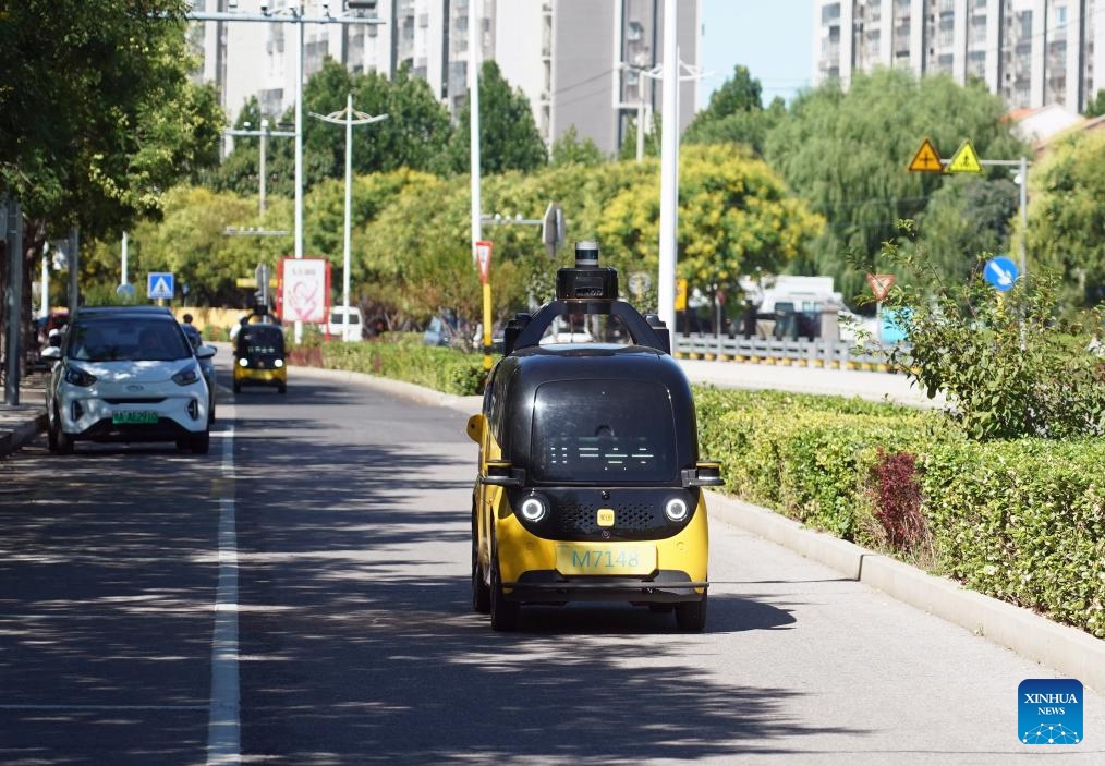 Unmanned delivery vehicles run in a street of Shunyi District in Beijing, capital of China, Aug. 22, 2023. In this year's China International Fair for Trade in Services (CIFTIS) held from Sept. 2 to 6 in Beijing, unmanned delivery vehicles and drones are exhibited and receive much attention. As China's delivery market has been expanding fast in recent years, more and more consumers tend to use smartphones to order food, clothes, and other items online for saving time.(Photo: Xinhua)