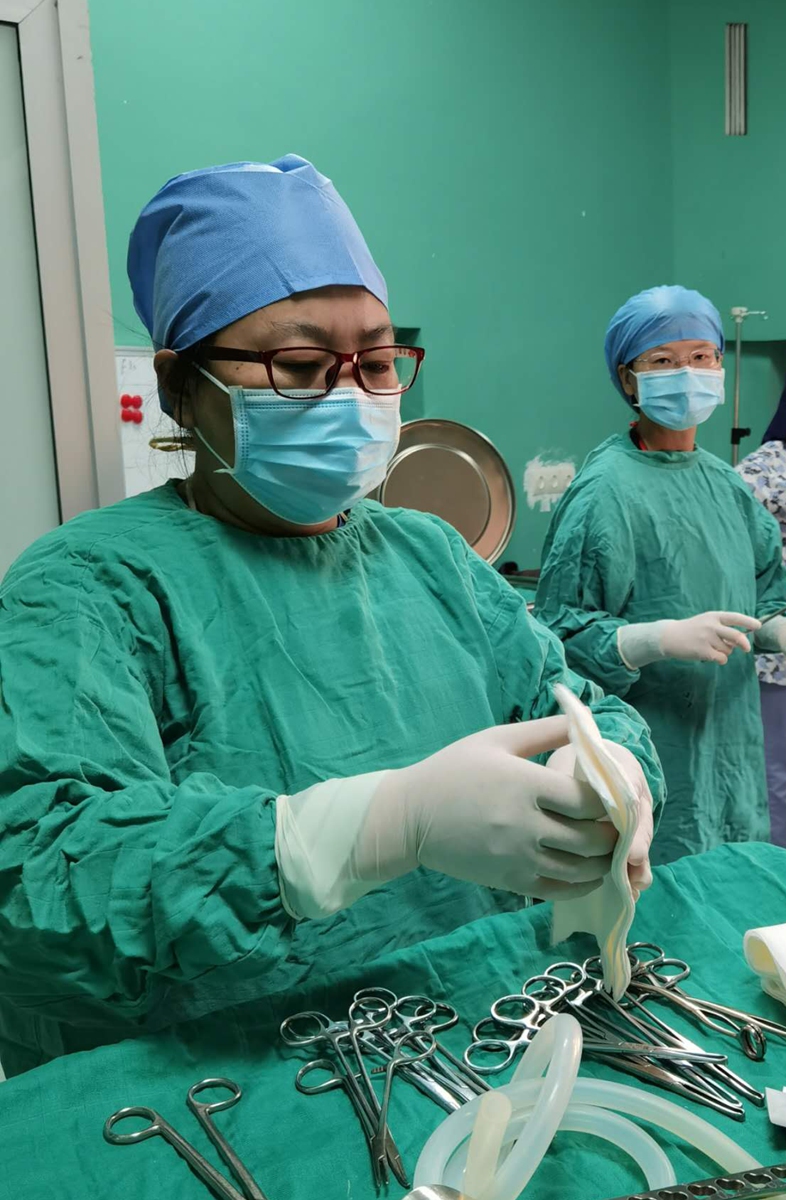 Zhang Qian (right) and Liu Yan prepare to perform a C-section amid earthquake aftershocks, on September 10, 2023. Photo: Courtesy of Zhang