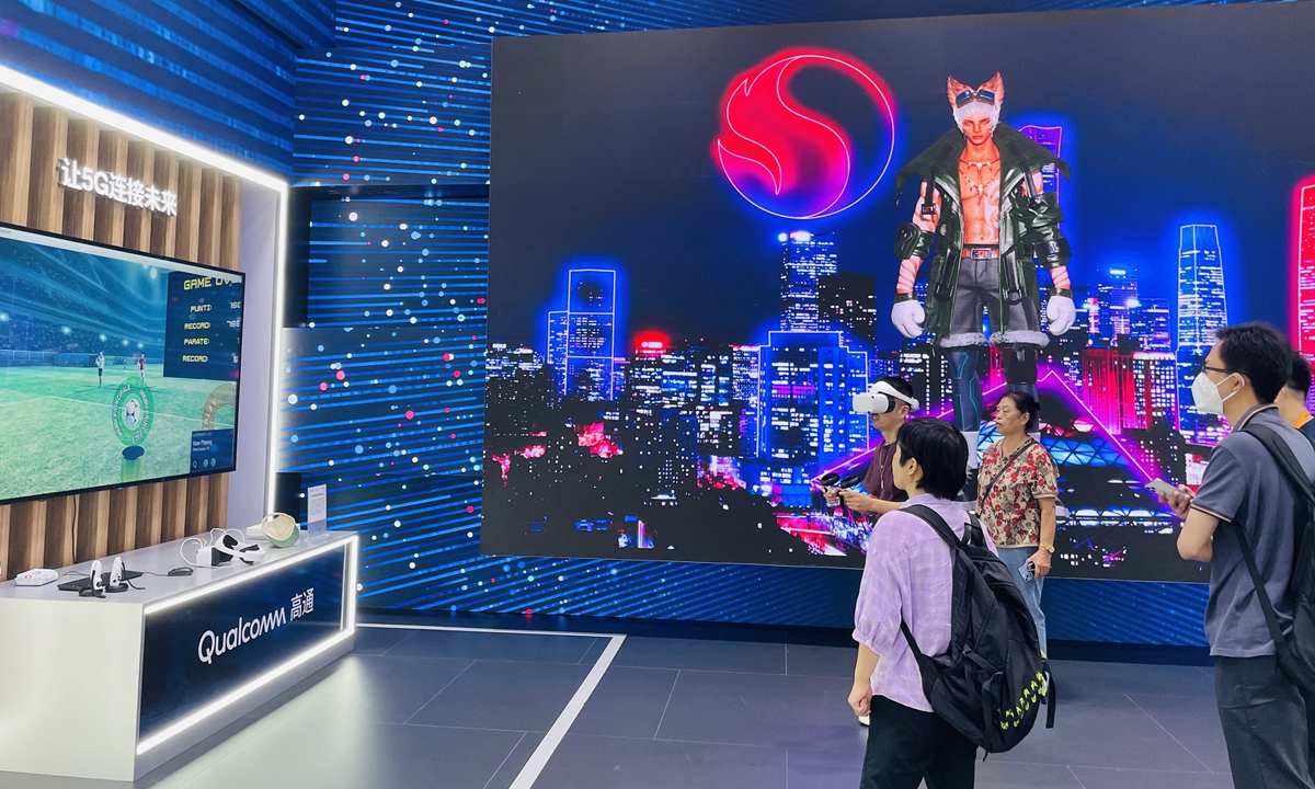 Visitors at Qualcomm's booth at the 2023 China International Fair for Trade in Services on September 6, 2023. Photo: GT/Chi Jingyi