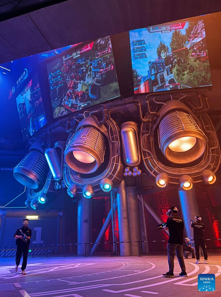 Game players demonstrate a virtual reality game to the audience during the 2023 China International Fair for Trade in Services (CIFTIS) at Shougang Park in Beijing, capital of China, Sept. 5, 2023.(Photo: Xinhua)