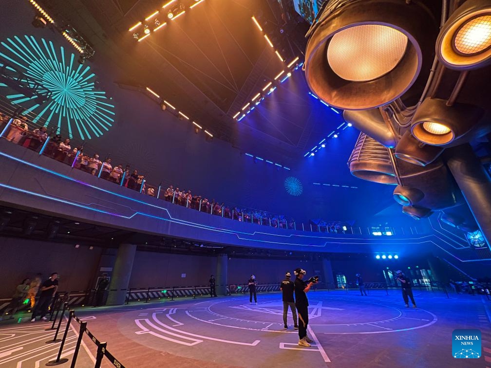 Game players demonstrate a virtual reality game to the audience during the 2023 China International Fair for Trade in Services (CIFTIS) at Shougang Park in Beijing, capital of China, Sept. 5, 2023.(Photo: Xinhua)