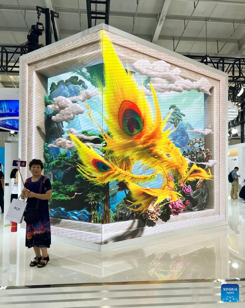 A visitor takes a selfie in front of a naked eye 3D screen during the 2023 China International Fair for Trade in Services (CIFTIS) at Shougang Park in Beijing, capital of China, Sept. 5, 2023.(Photo: Xinhua)