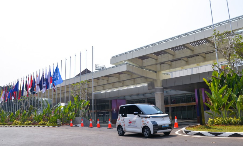 A Wuling Air electric vehicle is seen waiting in front of the venue of the 43rd Association of Southeast Asian Nations (ASEAN) Summit in Jakarta, Indonesia, on September 6, 2023. Photo: Xinhua